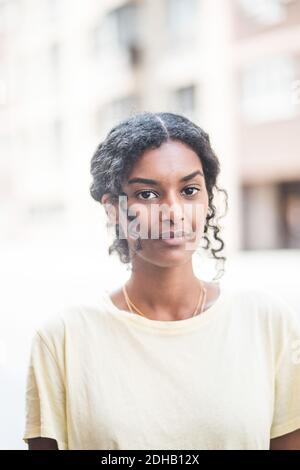 Ritratto di giovane donna in piedi all'aperto Foto Stock