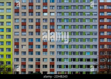 Praga. Repubblica Ceca. 01/12/2020. Panelaks o edifici costruiti con pannelli durante il regime comunista nella Repubblica Ceca, e in un altro conto Foto Stock