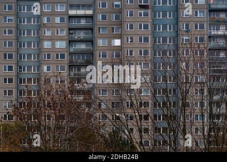 Praga. Repubblica Ceca. 01/12/2020. Panelaks o edifici costruiti con pannelli durante il regime comunista nella Repubblica Ceca, e in un altro conto Foto Stock