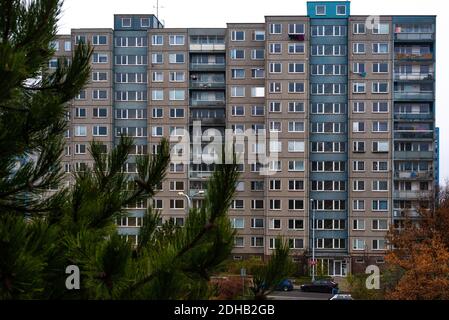 Praga. Repubblica Ceca. 01/12/2020. Panelaks o edifici costruiti con pannelli durante il regime comunista nella Repubblica Ceca, e in un altro conto Foto Stock