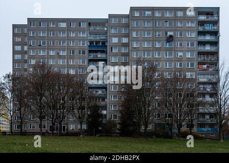 Praga. Repubblica Ceca. 01/12/2020. Panelaks o edifici costruiti con pannelli durante il regime comunista nella Repubblica Ceca, e in un altro conto Foto Stock