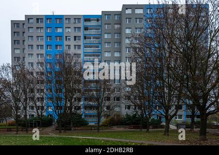 Praga. Repubblica Ceca. 01/12/2020. Panelaks o edifici costruiti con pannelli durante il regime comunista nella Repubblica Ceca, e in un altro conto Foto Stock