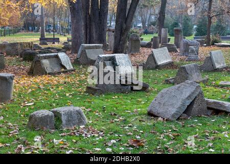 Sofia Bulgaria lapidarium con epigrafi in pietra, acroterioni, colonne, cornici di antico e tardo antico II - VI secolo trovato nell'antica Serdica Foto Stock