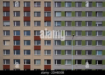 Praga. Repubblica Ceca. 01/12/2020. Panelaks o edifici costruiti con pannelli durante il regime comunista nella Repubblica Ceca, e in un altro conto Foto Stock