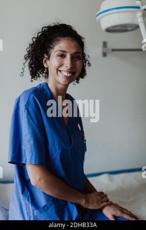 Ritratto di sicuro medico femminile seduto in clinica medica Foto Stock
