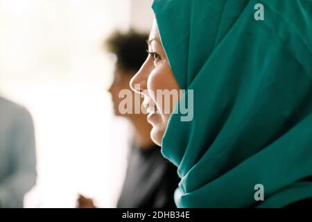 Primo piano di una donna d'affari che indossa hijab durante la riunione Foto Stock