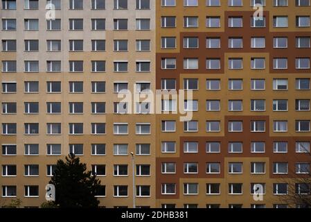 Praga. Repubblica Ceca. 01/12/2020. Panelaks o edifici costruiti con pannelli durante il regime comunista nella Repubblica Ceca, e in un altro conto Foto Stock