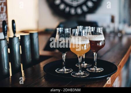 Primo piano di varie birre in bicchieri al banco bar Foto Stock