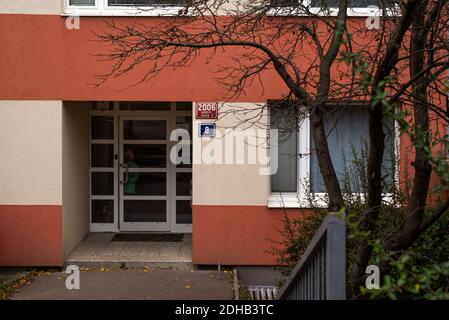 Praga. Repubblica Ceca. 01/12/2020. Panelaks o edifici costruiti con pannelli durante il regime comunista nella Repubblica Ceca, e in un altro conto Foto Stock