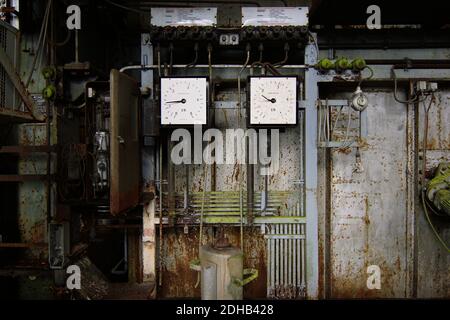 vecchio comparatore in una fabbrica abbandonata, luogo perso Foto Stock