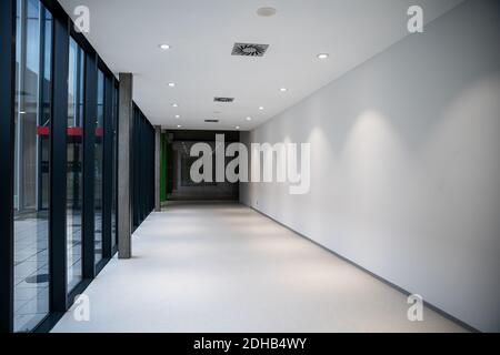 corridoio di un moderno edificio industriale Foto Stock