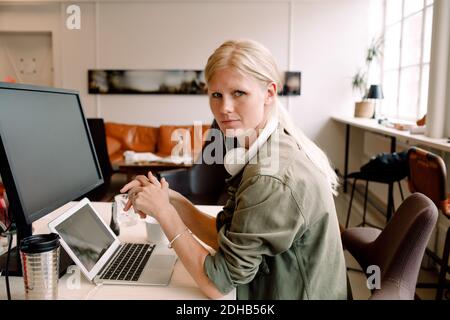 Ritratto di una donna imprenditore seduta sulla sedia sul posto di lavoro Foto Stock