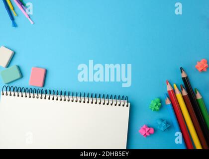 Pennarelli colorati, matite e fogli bianchi su sfondo a colori Foto stock -  Alamy