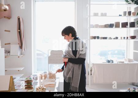 Giovane cliente che esamina i campioni in negozio Foto Stock