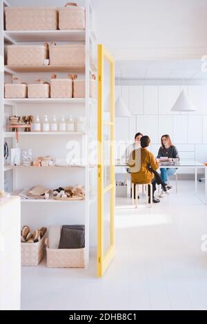 Designer di moda donne che hanno discussione in officina Foto Stock