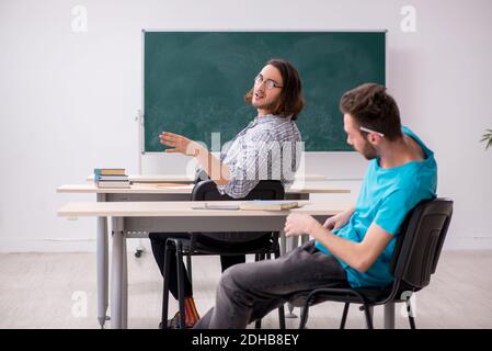 Due alunni maschi in concetto di bullismo in classe Foto Stock