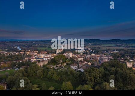 Vista di Monzambano, il castello e le mura, Mozambano (Mantova) Italia Italy Foto Stock