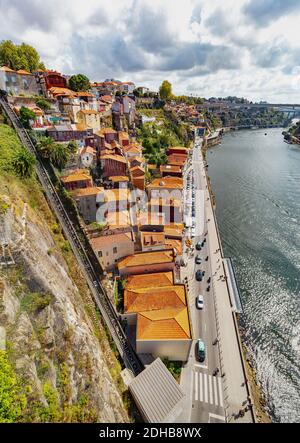 Vista della funicolare dos Guindais e case pittoresche nel centro storico di Porto (Oporto) Portogallo. Foto Stock