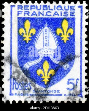 San Pietroburgo, Russia - 27 settembre 2020: Francobollo stampato in Francia con l'immagine delle armi provinciali - Saintonge, circa 1954 Foto Stock