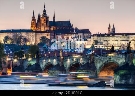 PRAGA, REPUBBLICA CECA - CIRCA APRILE 2017: Vista del Ponte Carlo a Praga circa aprile 2017 a Praga. Foto Stock