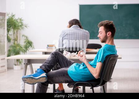 Due alunni maschi in concetto di bullismo in classe Foto Stock