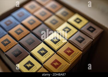 10.23.2019: Diverse capsule di caffè Nespresso in scatole Nespresso consegnate. Caffè Nespresso, sapori e sapori diversi. Spedito a casa Foto Stock