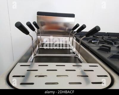 friggitrice profonda per patate. Cucina pulita. Ristorante Koncept fast food, attrezzature, striscioni Foto Stock