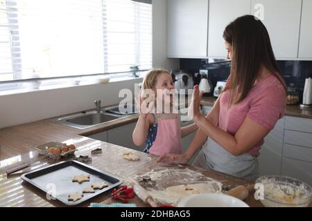 Madre caucasica e figlia che si divertono a cucinare, alta cottura Foto Stock