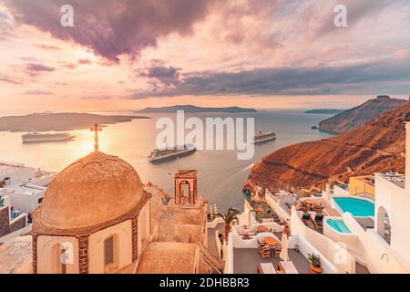 Fantastica vista serale sull'isola di Santorini. Pittoresco tramonto di primavera sulla famosa località turistica vista Fira, Grecia, Europa. Concetto di viaggio di fondo. Tramonto Foto Stock