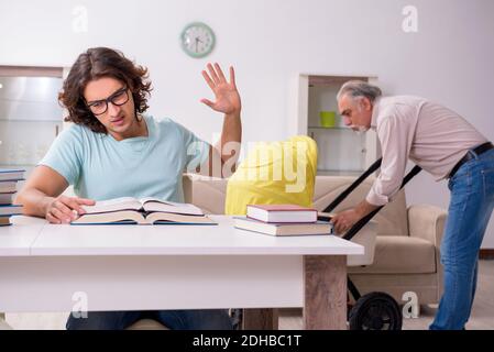 Nonno in pensione che si sta prendendo cura del neonato a casa Foto Stock