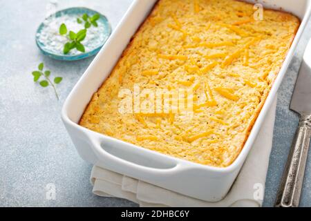 Pane di mais appena sfornato in una padella Foto Stock