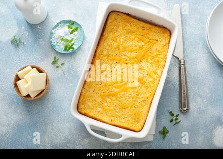 Pane di mais appena sfornato in una padella Foto Stock