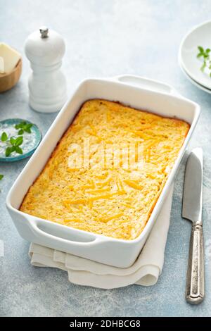 Pane di mais appena sfornato in una padella Foto Stock