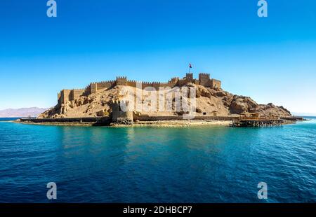 Panorama del castello medievale di Saladino sull'isola del Faraone nel Golfo di Aqaba. Vecchia fortezza del Sultano Salah El DIN a Taba, Egitto. Foto Stock