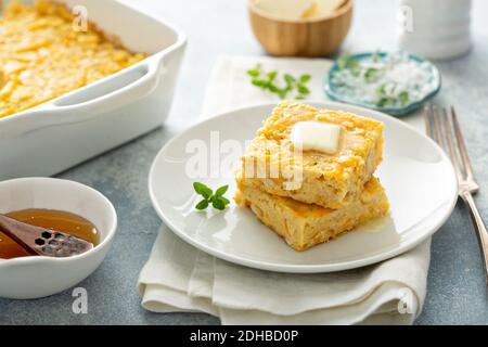 Pane di mais appena sfornato servito con burro Foto Stock