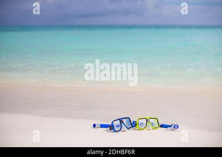 Maschera da snorkeling vicino al surf, coppia di attrezzatura da snorkeling immersioni destinazione vacanza viaggio tropicale sulla spiaggia. Sport acquatici estivi, ricreativo Foto Stock