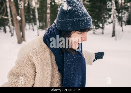 Donna mid adulta urlando mentre si gioca al parco Foto Stock