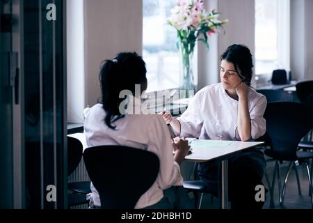 Gli chef discutono del menu del ristorante Foto Stock