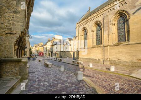 Strada di ciottoli e abitazioni, costruite per metà in legno sulla strada medioevale di fronte alla cattedrale di Bayeux nella città di Bayeux, Francia nella regione della Normandia Foto Stock