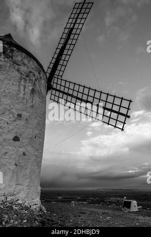 Una scala di grigi del mulino a vento bianco radiante a Consuegra, Toledo, Spagna. Foto Stock