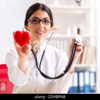 Giovane medico nel cuore il concetto di cura Foto Stock