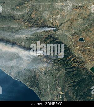 I pennacchi di fumo si innalzano dall'aeroporto e dal Silverado Canyon Wildfires show dal Operational Land Imager sul satellite Landsat 8 3 dicembre 2020 vicino a Los Angeles, California. Foto Stock