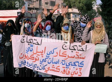 Le donne residenti di Badin stanno organizzando una manifestazione di protesta contro la disoccupazione, presso il club stampa di Hyderabad giovedì 10 dicembre 2020. Foto Stock