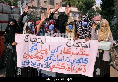 Le donne residenti di Badin stanno organizzando una manifestazione di protesta contro la disoccupazione, presso il club stampa di Hyderabad giovedì 10 dicembre 2020. Foto Stock