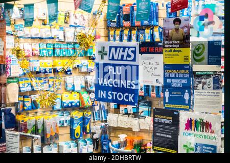 NHS fu jab / Vaccines in stock avviso di bordo sulla porta di un negozio indipendente di farmacia a Barbican, Londra Foto Stock