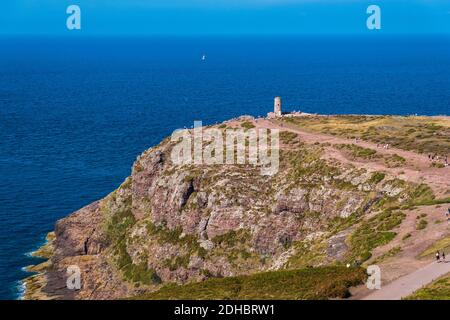 Frehel, Francia - 25 agosto 2019: Vista panoramica di Capo Frehel e il suo faro, una delle destinazioni turistiche più popolari in Bretagna, Francia Foto Stock