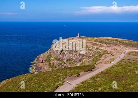 Frehel, Francia - 25 agosto 2019: Vista panoramica di Capo Frehel e il suo faro, una delle destinazioni turistiche più popolari in Bretagna, Francia Foto Stock