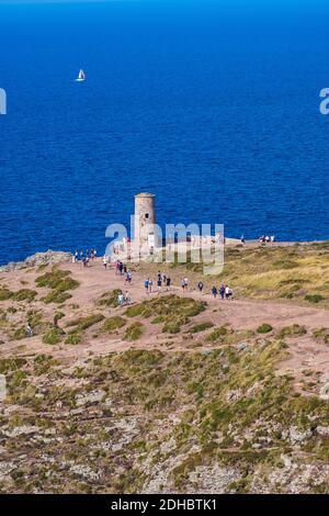 Frehel, Francia - 25 agosto 2019: Vista panoramica di Capo Frehel e il suo faro, una delle destinazioni turistiche più popolari in Bretagna, Francia Foto Stock