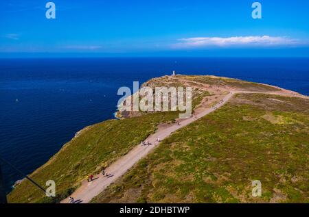 Frehel, Francia - 25 agosto 2019: Vista panoramica di Capo Frehel e il suo faro, una delle destinazioni turistiche più popolari in Bretagna, Francia Foto Stock