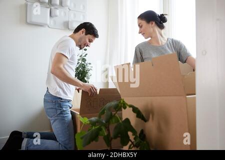 Paio di disimballare le scatole di cartone in casa nuova Foto Stock